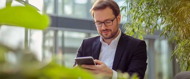 Mann mit Handy arbeitet mobil